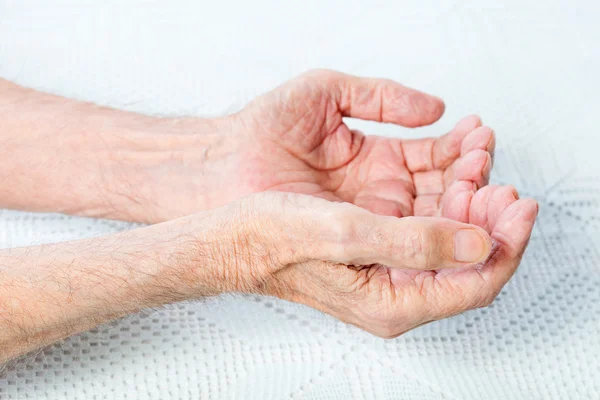 The hands of the old man. — Stock Photo, Image