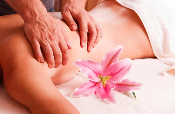 Massagem corpo mulheres no spa — Fotografia de Stock