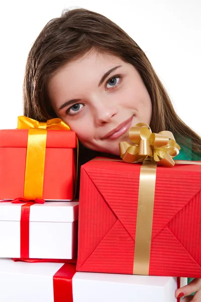 Mooie vrouw met geschenken — Stockfoto