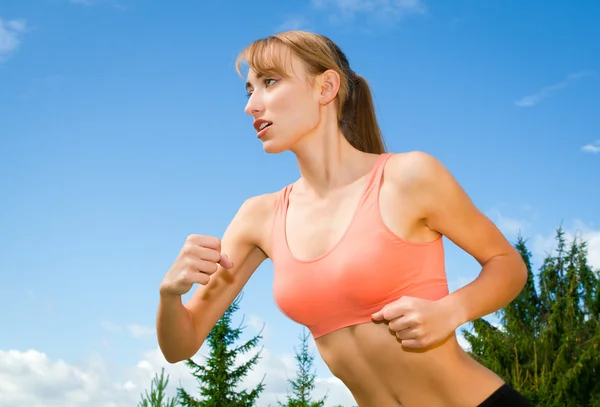 Молодая женщина занимается спортом, бег трусцой на открытом воздухе, отдых, backgr — стоковое фото