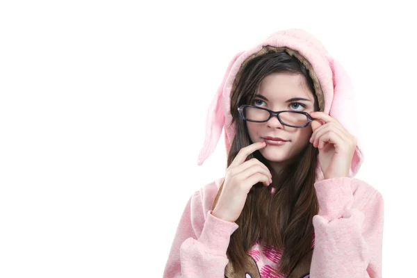 Retrato de adolescente usando óculos, sorrindo benevolentemente — Fotografia de Stock