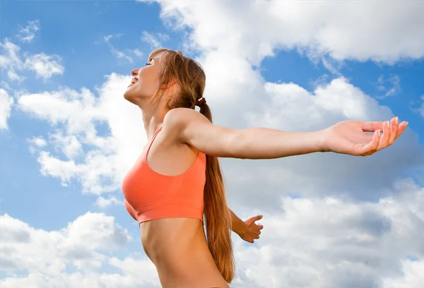 Молодая женщина занимается спортом на открытом воздухе, отдыхом, фоном — стоковое фото