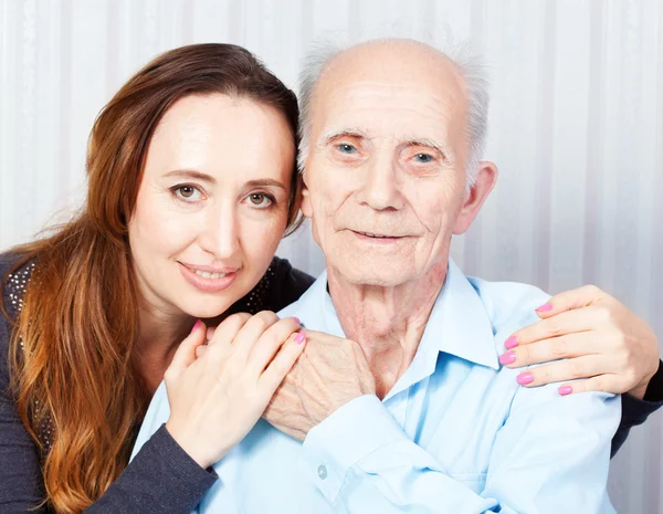 自宅で彼女の介護者と年配の男性人 ロイヤリティフリーのストック写真