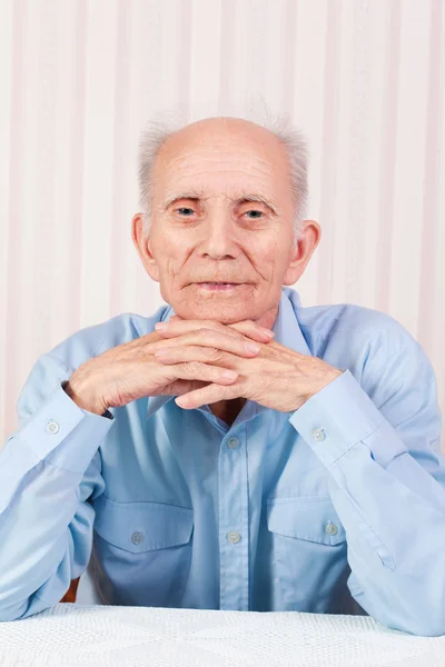 The hands of elderly man are crossed — Stock Photo, Image