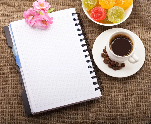 Papel en blanco para su propio texto, Café, flores —  Fotos de Stock