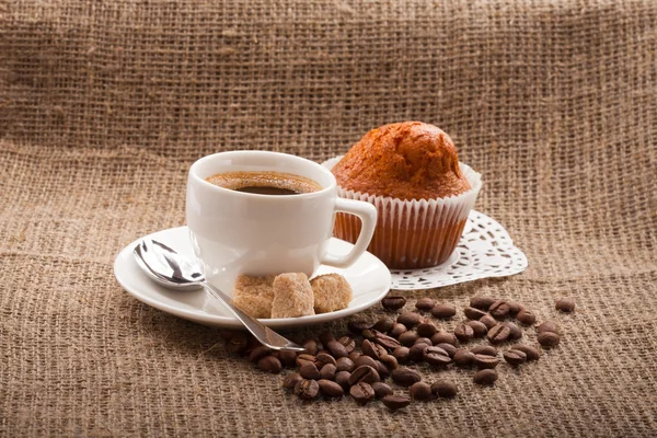 Tasse Kaffee, Körner auf Klett-Hintergrund — Stockfoto