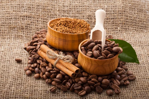 在一个木碗粗麻布背景上的咖啡豆 — 图库照片