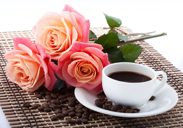 Blommor, kopp kaffe — Stockfoto