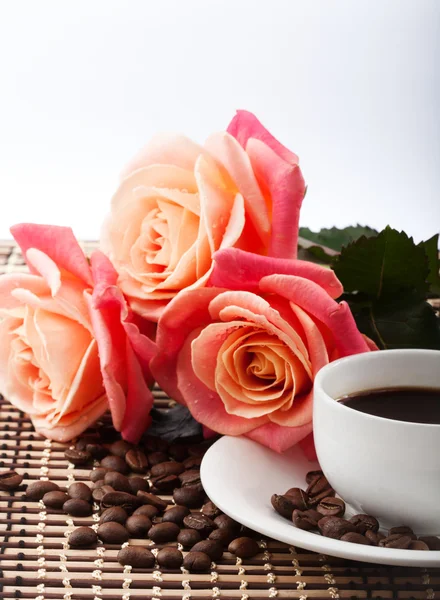 Blommor, kopp kaffe — Stockfoto