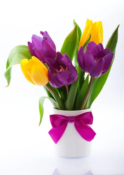 Blumen in einer Vase auf weißem Hintergrund — Stockfoto