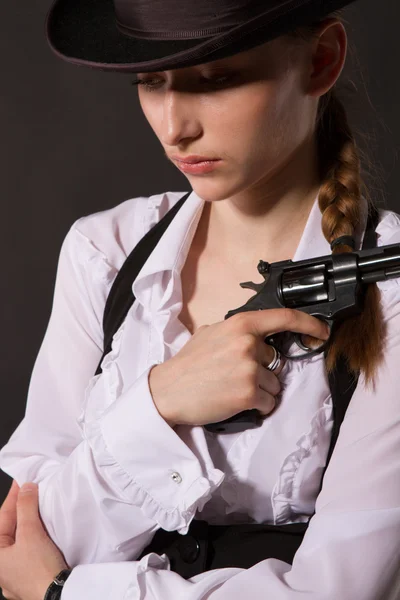 Gangster. Portrait of beautiful young woman with a gun. — Stock Photo, Image