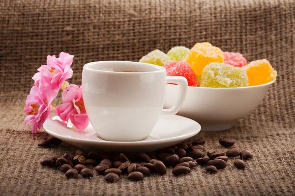 Цветы, кофе и сладости . — стоковое фото