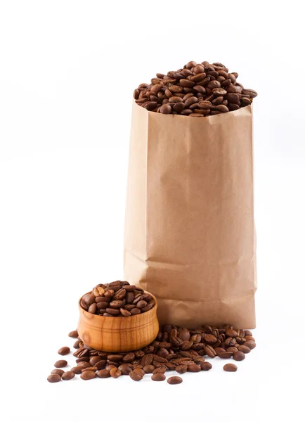 Papieren zak met koffiebonen. — Stockfoto