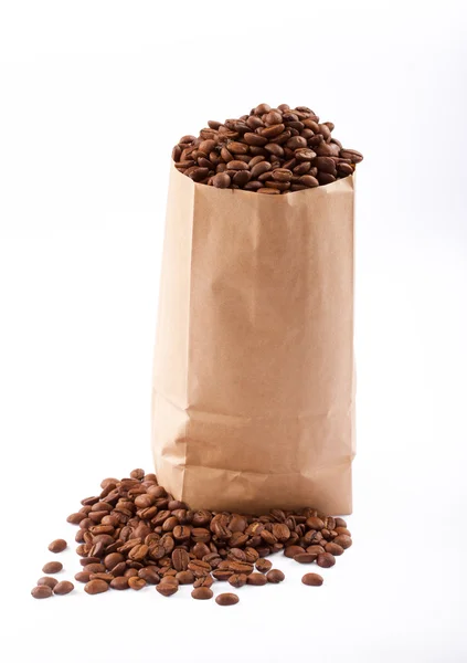 Papperskasse med kaffebönor. — Stockfoto