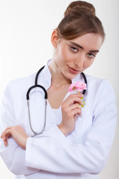 Piękna kobieta lekarz z kwiatem. — Zdjęcie stockowe
