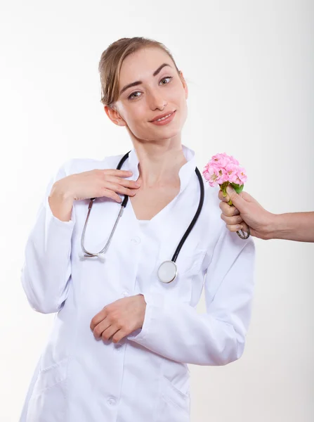 Piękna kobieta lekarz z kwiatem. — Zdjęcie stockowe