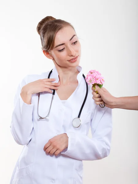 Hermosa mujer médico con una flor . — Foto de Stock