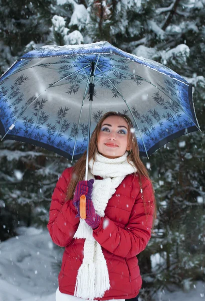 Bir umbrel altında duran güzel, sevimli bir kadın — Stok fotoğraf