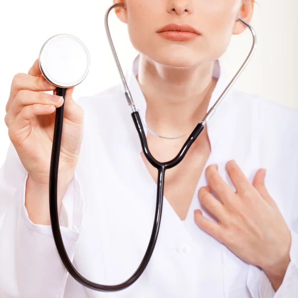 Portret van een mooie vrouw arts met een stethoscoop. — Stockfoto