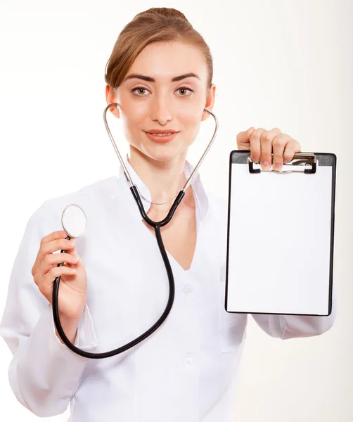 Retrato de uma mulher bonita médico com um estetoscópio . — Fotografia de Stock