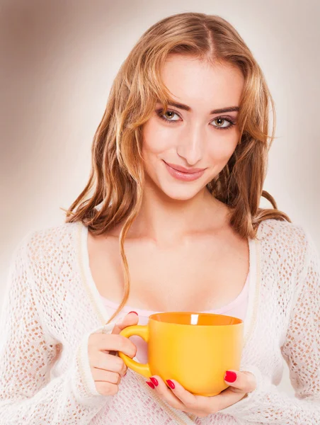 Portrait of cute woman drinking tea or coffee. — Stock Photo, Image