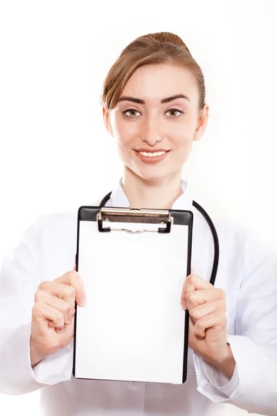 Médico feminino mostrando área de transferência em branco — Fotografia de Stock