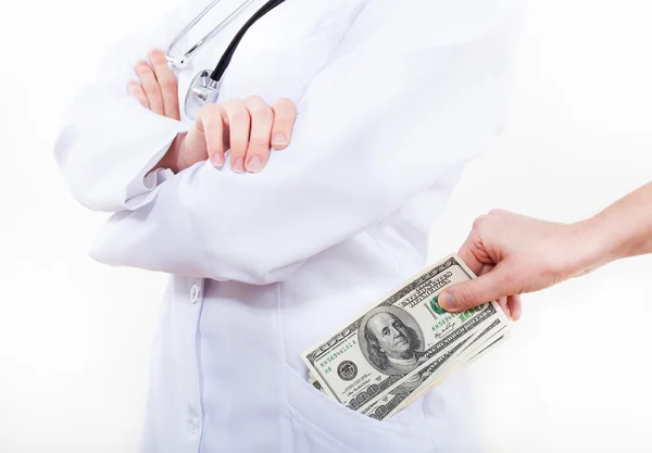 Pacjenta lekarz przekupywanie, oddanie pieniędzy do kieszeni. — Zdjęcie stockowe
