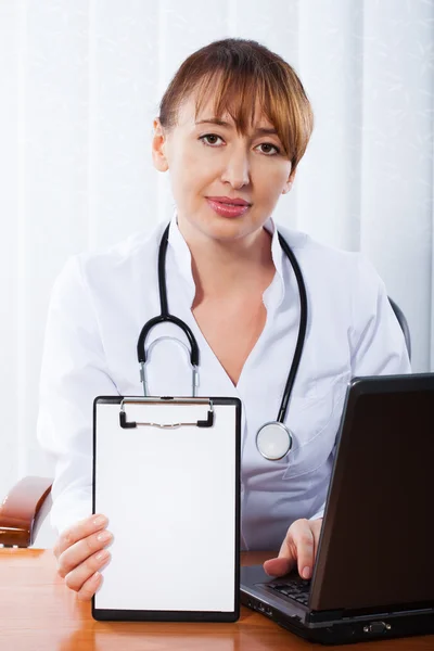 Medico che lavora in ospedale — Foto Stock