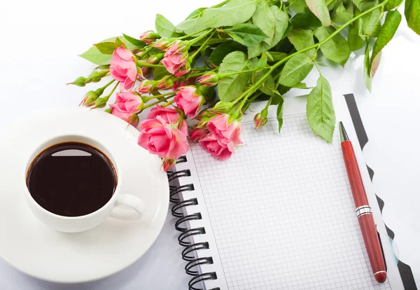 Bloemen, koffie en notebook. — Stockfoto