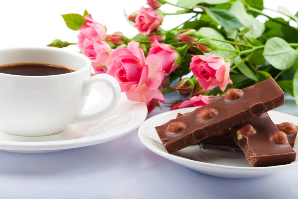 Blumen, Kaffee und Süßigkeiten. — Stockfoto