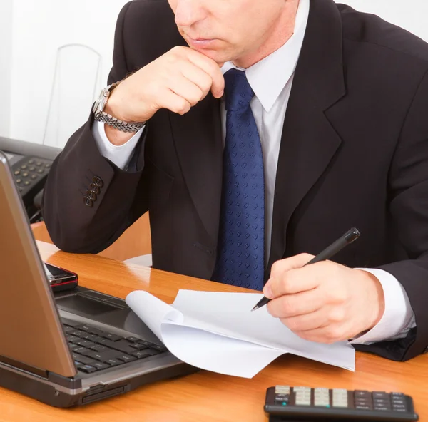 Affärsman som arbetar på kontor, begreppet kontroll — Stockfoto