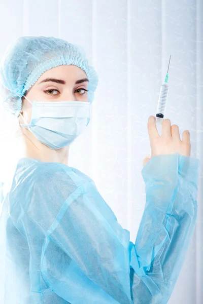 Retrato de mulher médica, cirurgiã com seringa — Fotografia de Stock