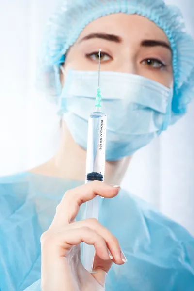 Portrait of woman doctor, surgeon with syringe — Stock Photo, Image