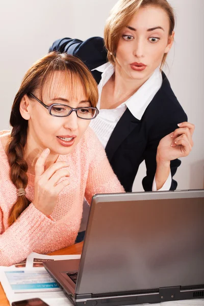 Mooie jonge vrouwen winkelen via internet, — Stockfoto