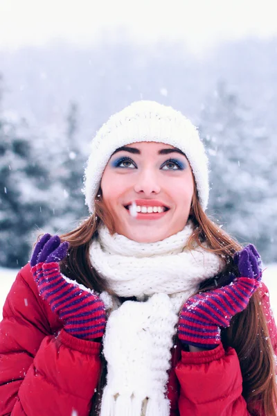 Sensuele portret van mooie vrouw in winter park — Stockfoto