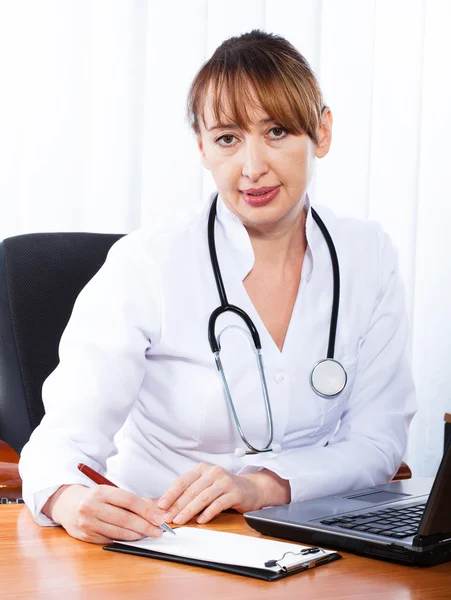 Médico feminino mostrando área de transferência em branco — Fotografia de Stock