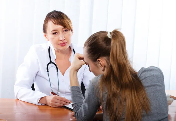 Läkare med kvinnlig patient — Stockfoto