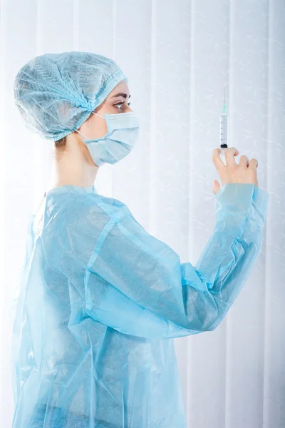 Ritratto di medico donna, chirurgo con siringa — Foto Stock