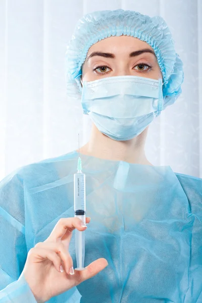 Portrait of woman doctor, surgeon with syringe — Stock Photo, Image