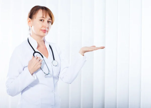 Kobieta lekarz ze stetoskopem. — Zdjęcie stockowe