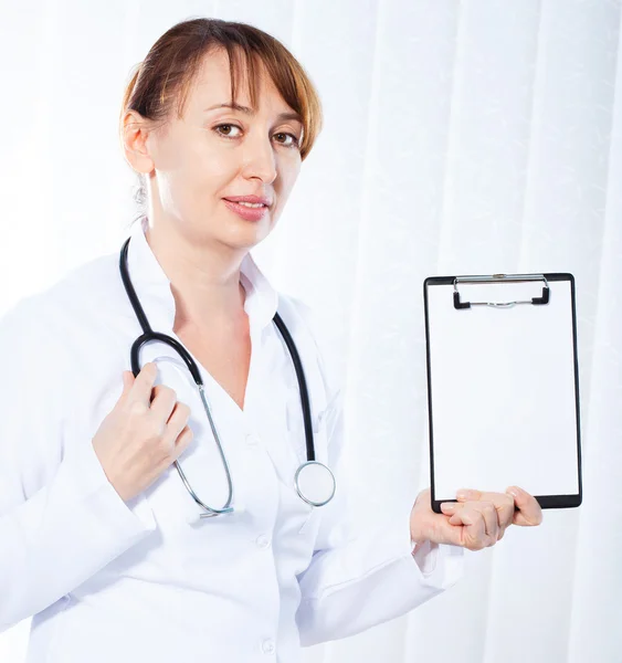 Médico feminino mostrando área de transferência em branco — Fotografia de Stock