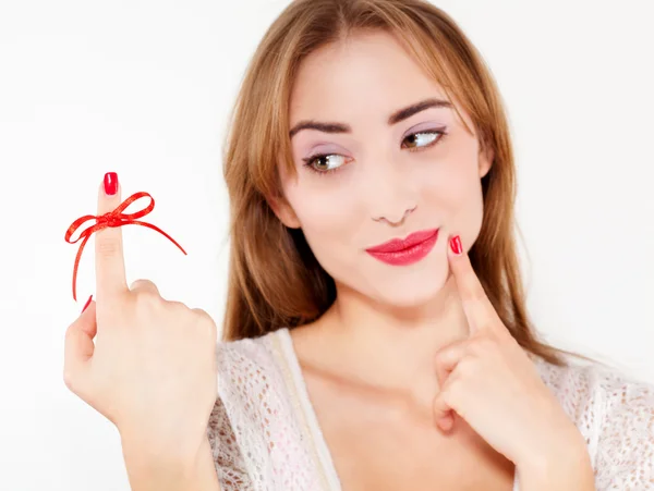 Frau rote Schleife am Finger — Stockfoto