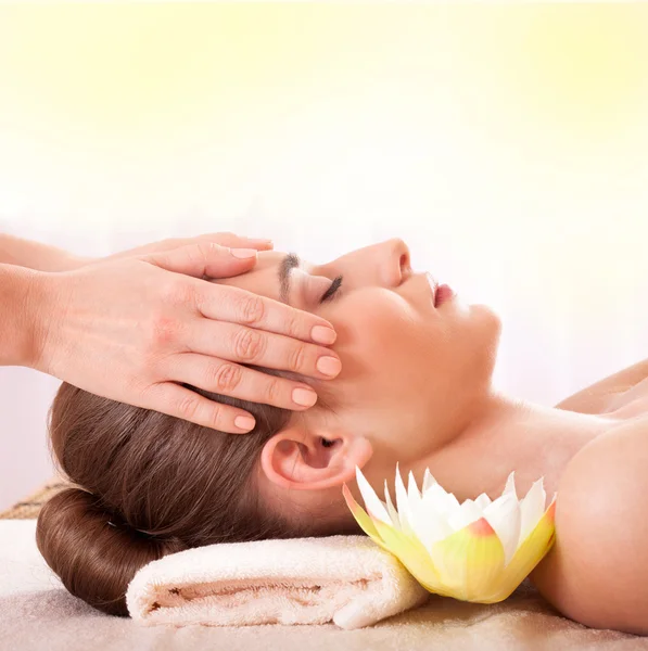 Mujer hermosa relajarse en el spa — Foto de Stock