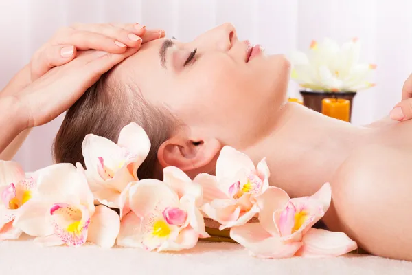 Mujer hermosa relajarse en el spa —  Fotos de Stock