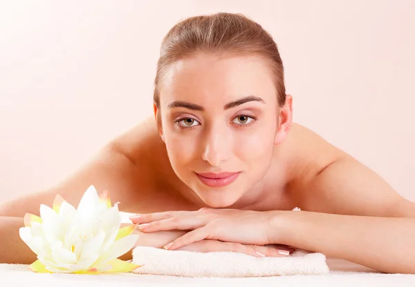 Beautiful woman relax in spa — Stock Photo, Image