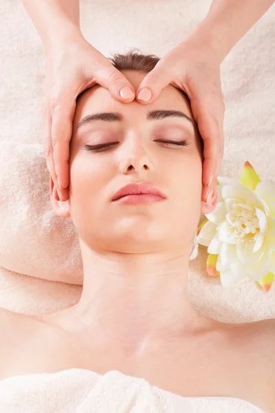 Mujer hermosa relajarse en el spa — Foto de Stock