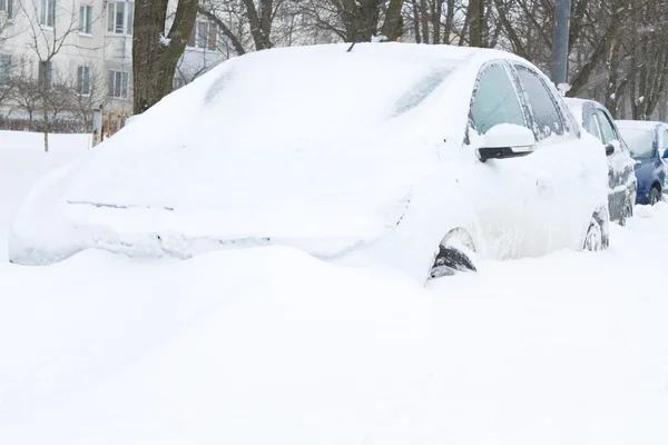 Auto bedekt met verse sneeuw — Stockfoto