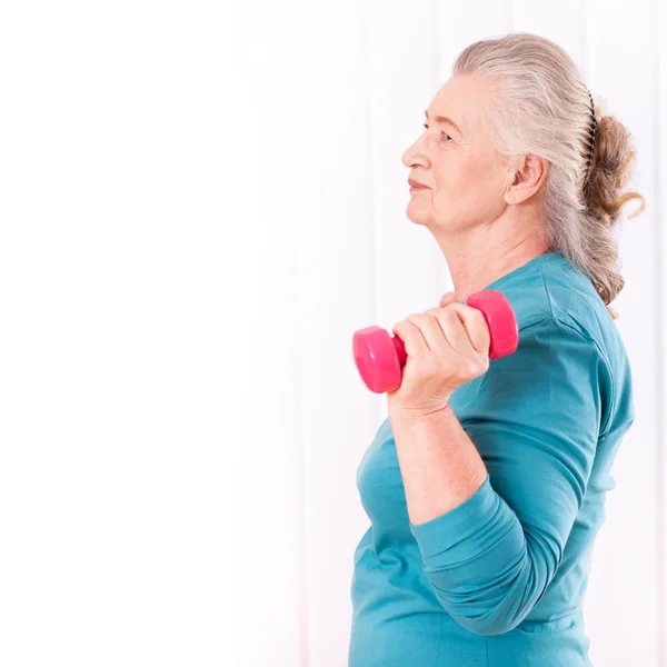 Glückliche Seniorin mit Hanteln — Stockfoto