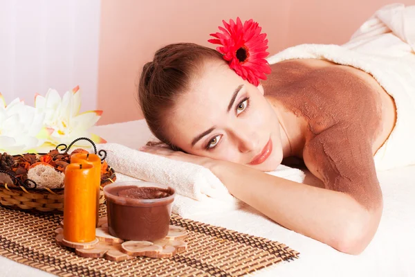 Bella donna relax in spa — Foto Stock