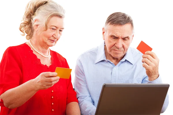 Пожилая пара, делающая покупки в Интернете . — стоковое фото